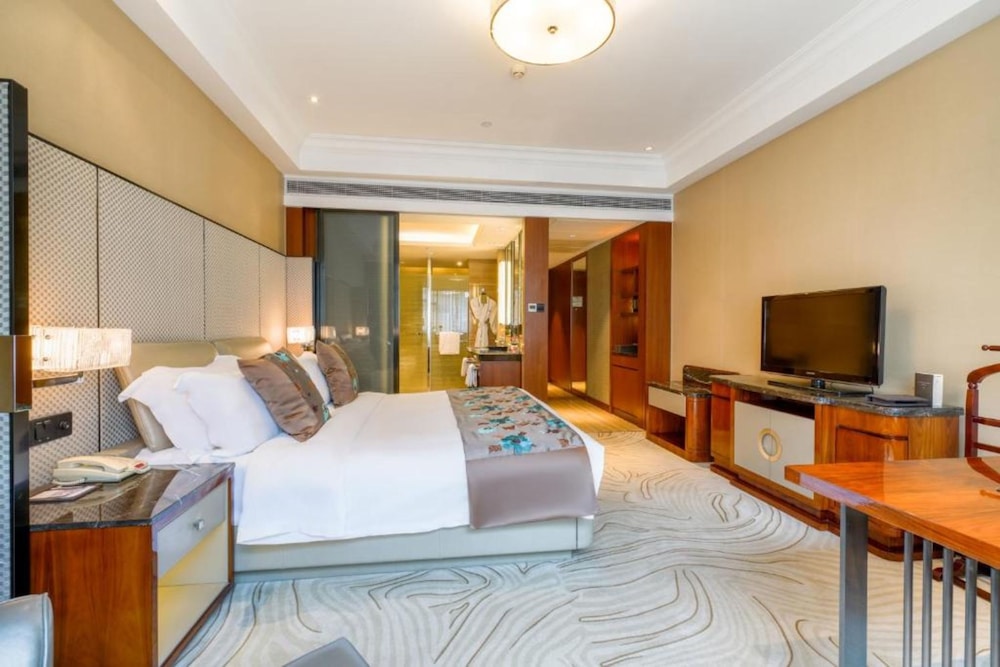 LUXURY, KING BED