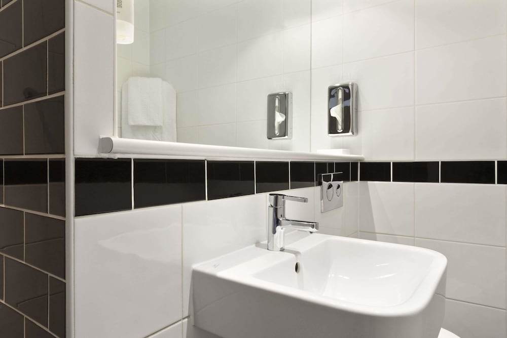 Days Inn by Wyndham Corley NEC M6 12/28