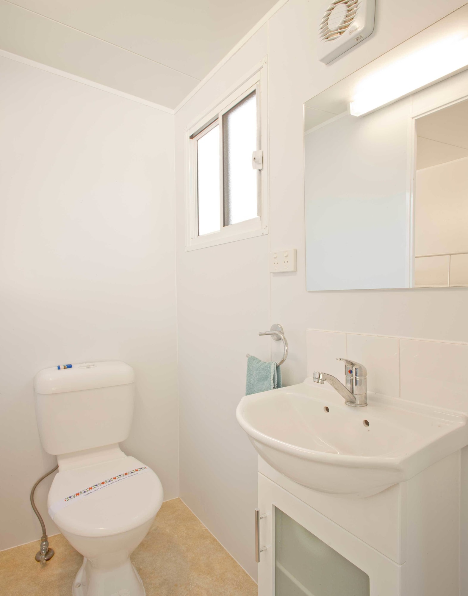 1 Bedroom, Studio, Cabin, 1 Queen and 2 Bunk Beds، BLUE LAGOON BEACH RESORT 3/3