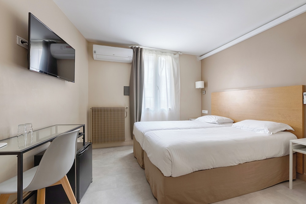 ROOM, TWIN BEDS
