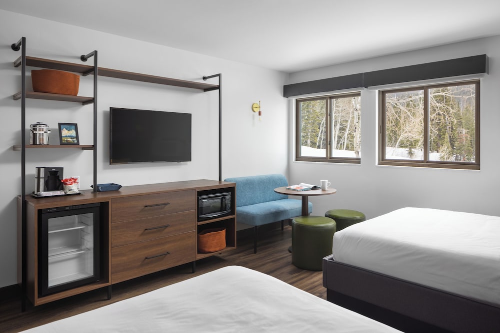 Lodge, 2 Queen Beds, Mountain View