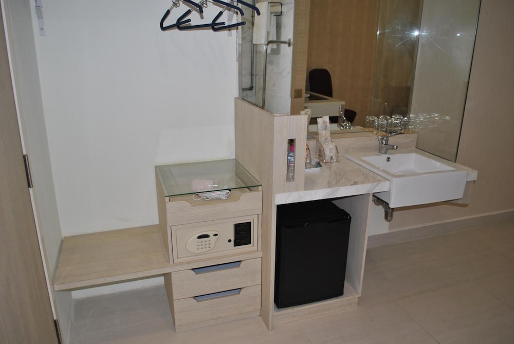 JAYLEEN CLARKE QUAY HOTEL 33/41