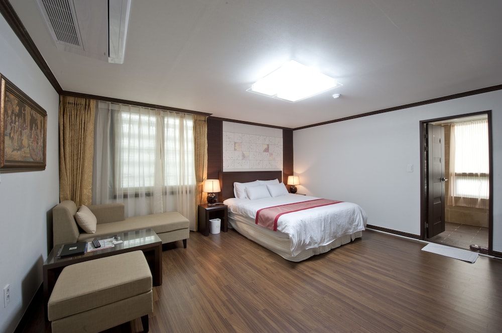 Tongyeong Anchovy Tourist Hotel 8/36