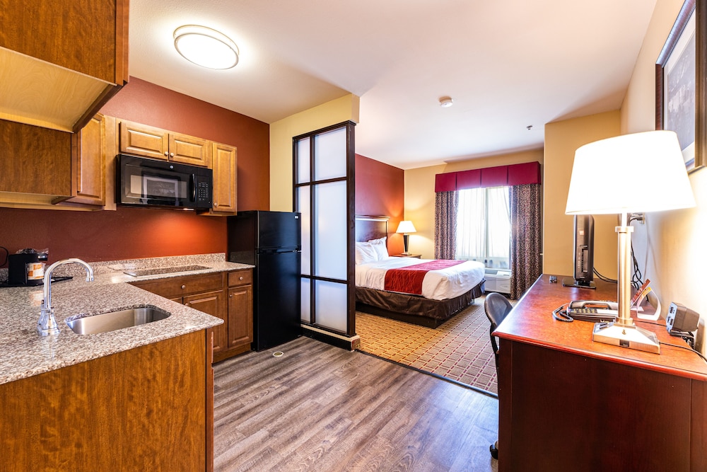 Comfort Suites At Lake Worth 34/47