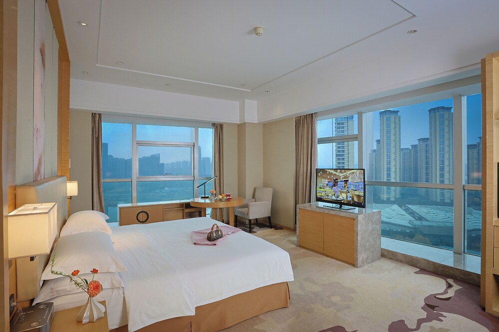 Deluxe, King Bed, Lake View
