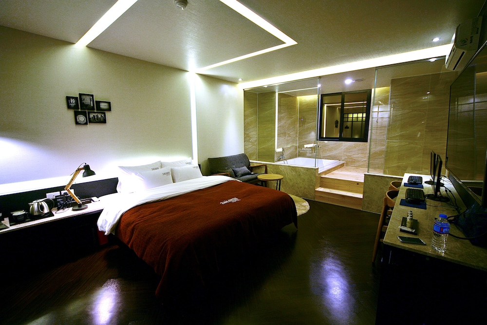 2 Heaven Hotel 37/69