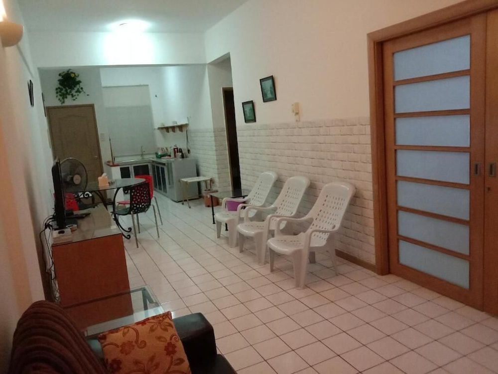 Paradise Lagoon Apartment 13/21