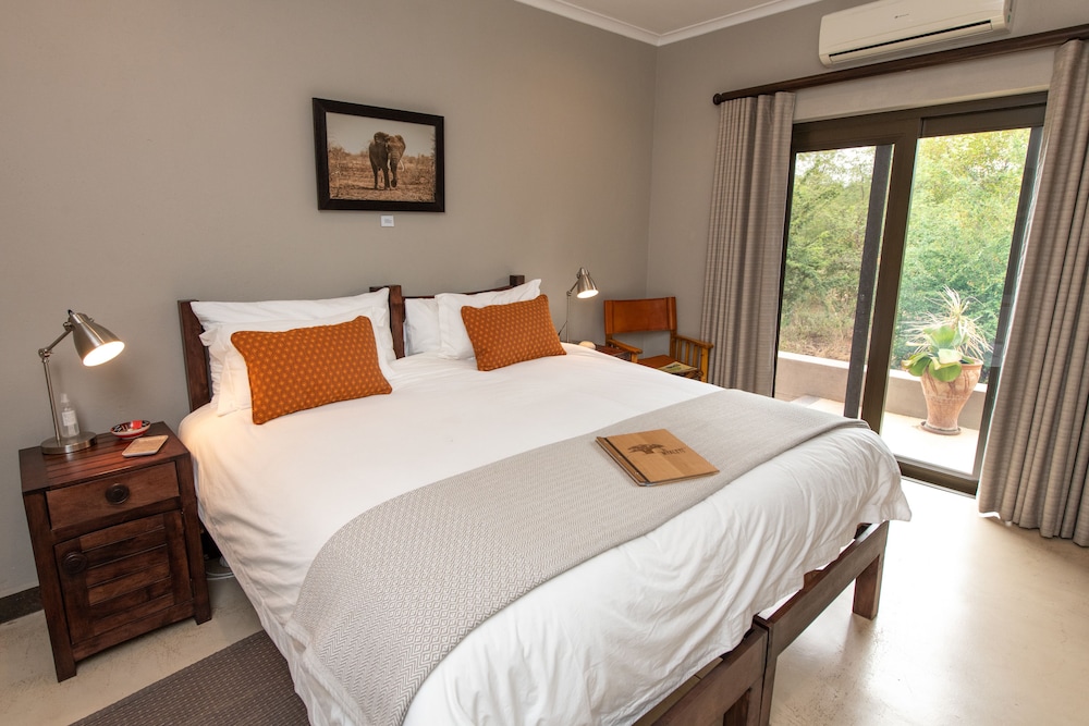 Nyaleti Lodge 11/47