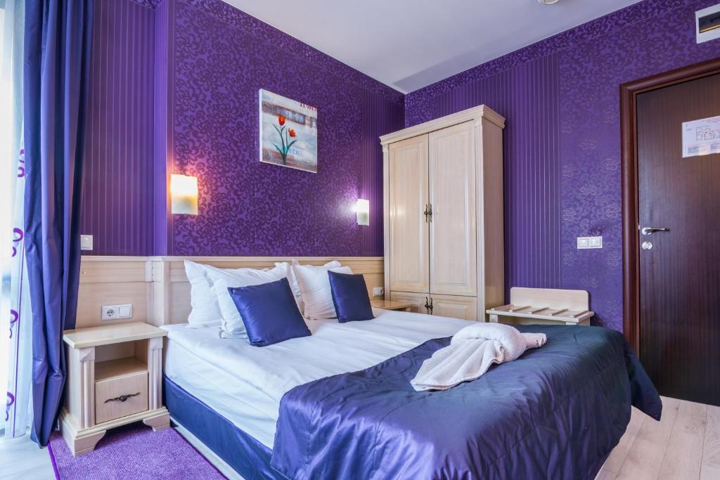 COZY, QUEEN BED