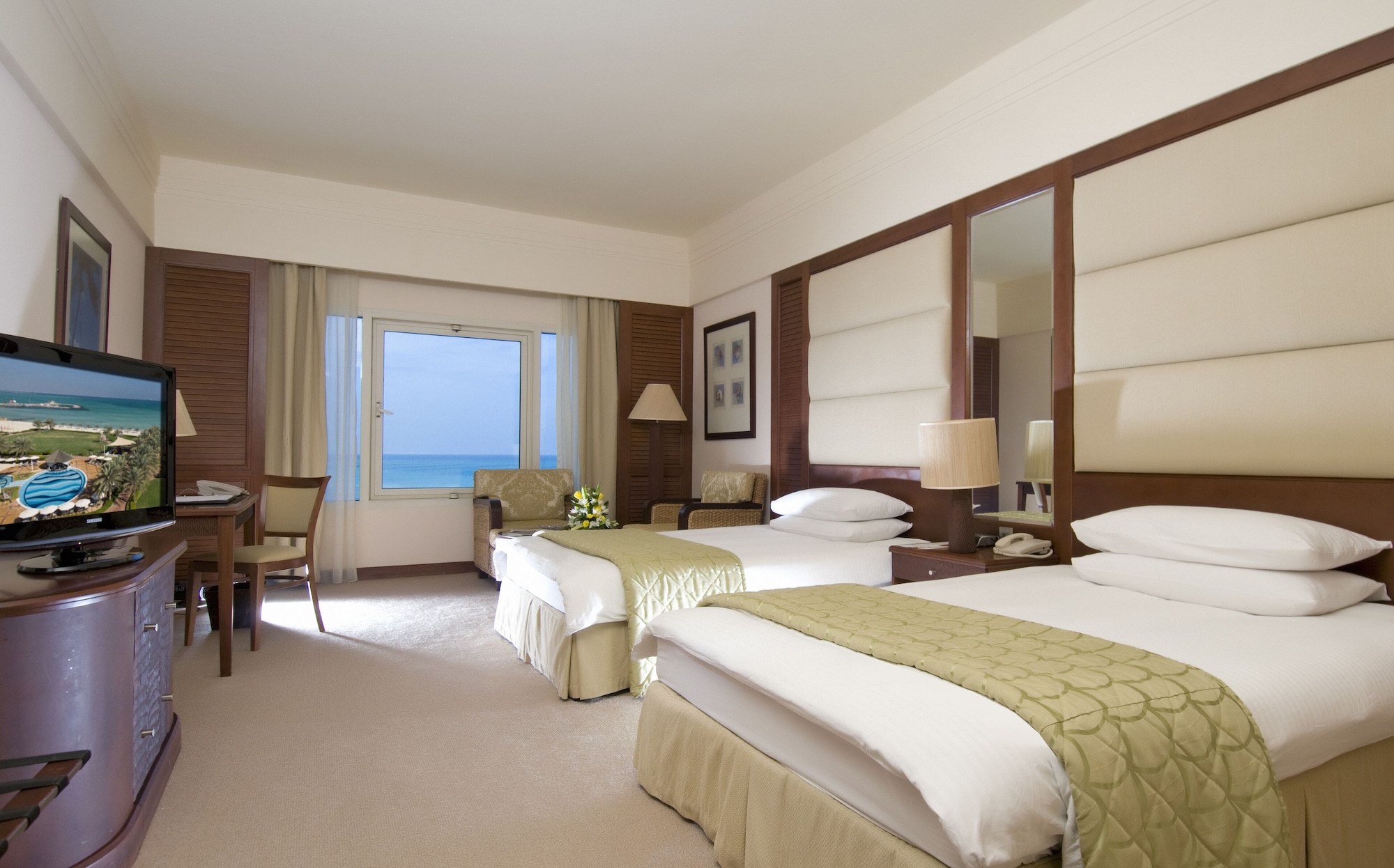 غرفة ديلوكس بسرير كينج بإطلالة على البحر، Danat Jebel Dhanna Resort 3/5