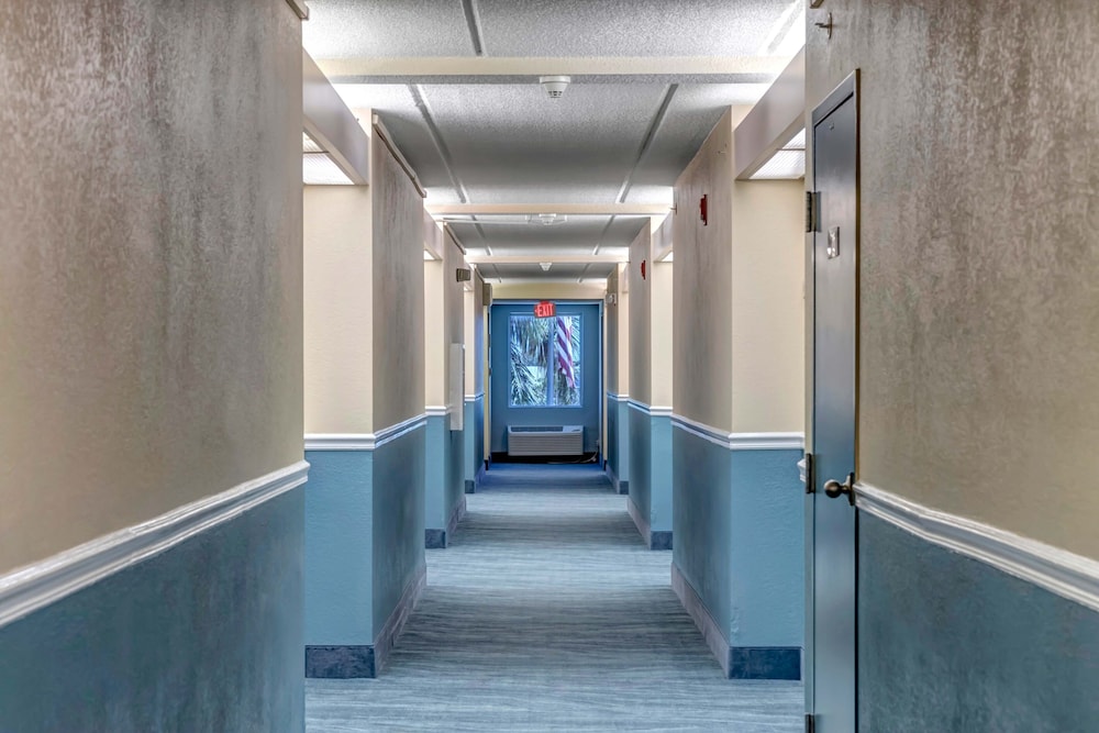Hutchinson Island Plaza Hotel And Suites 32/63