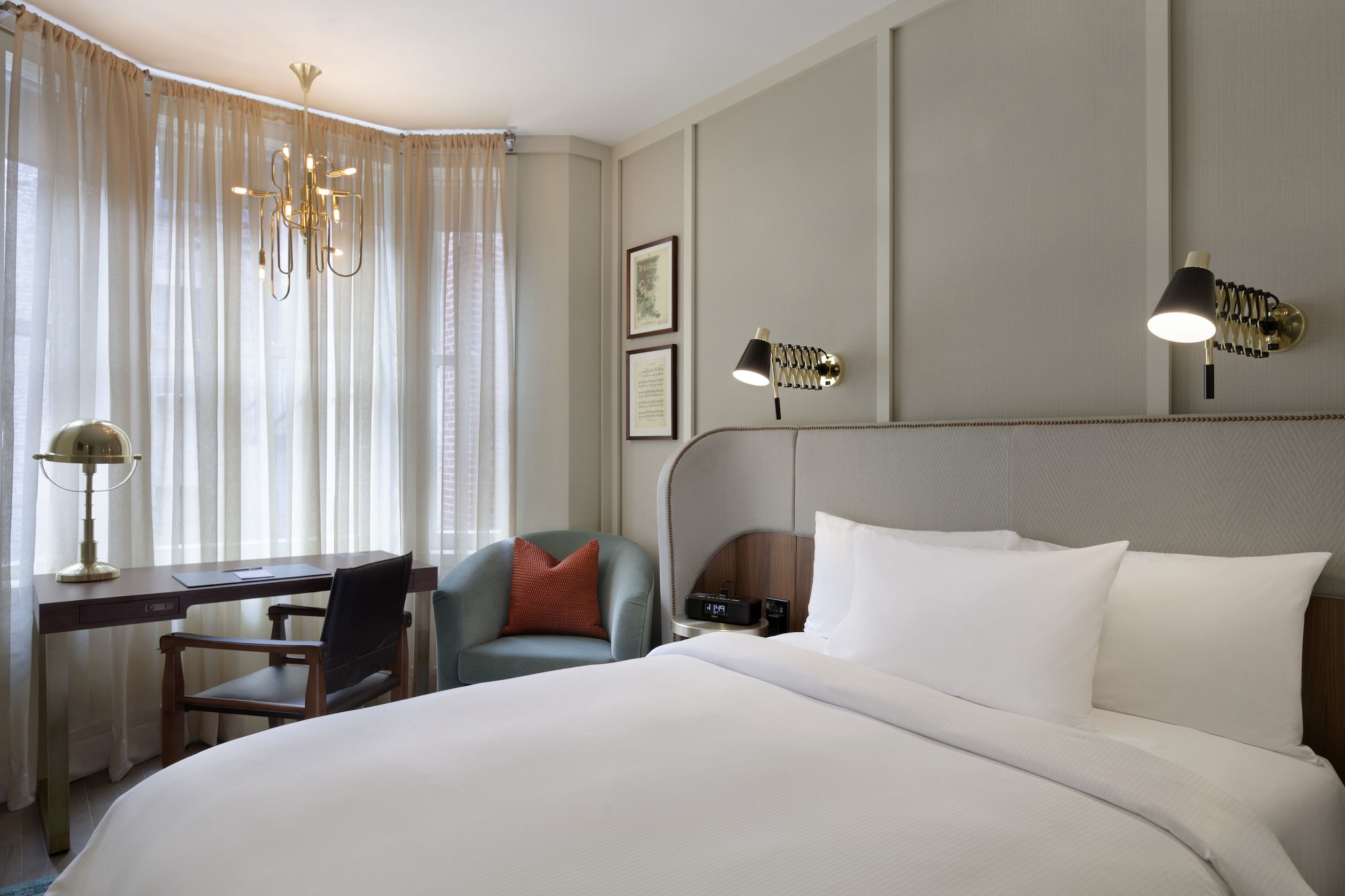 DELUXE, KING BED