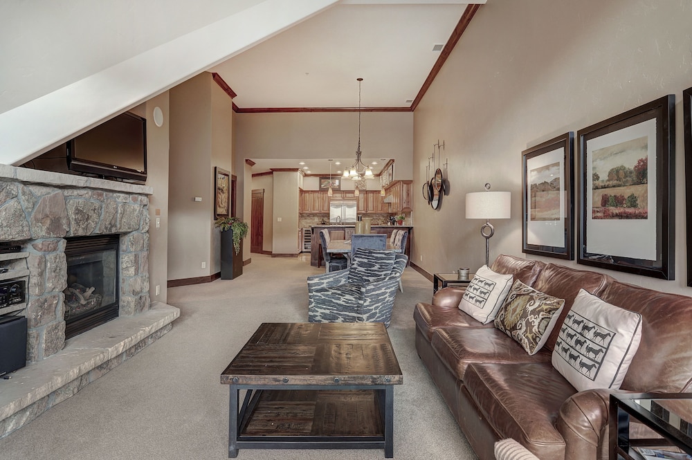 Crystal Peak Lodge 40/74