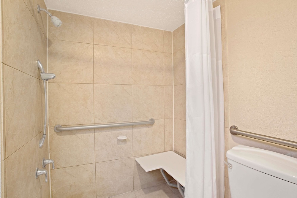 Days Inn By Wyndham Orlando Airport Florida Mall 7/22