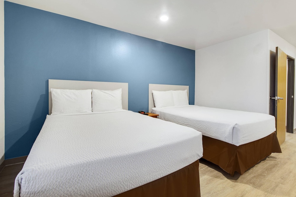 WoodSpring Suites Conroe 8/32