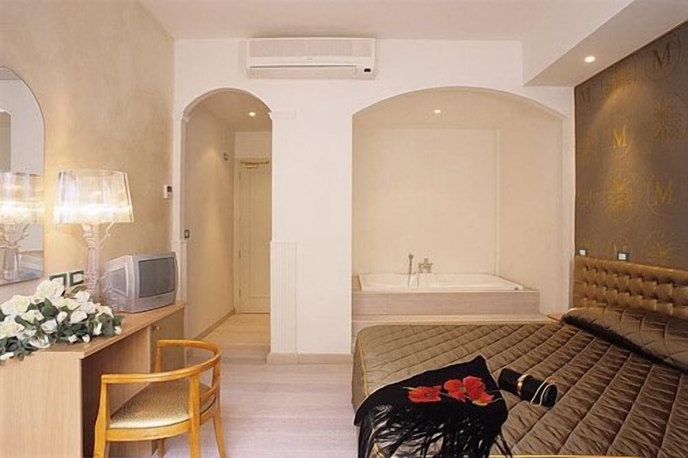 M Glamour Hotel 10/17