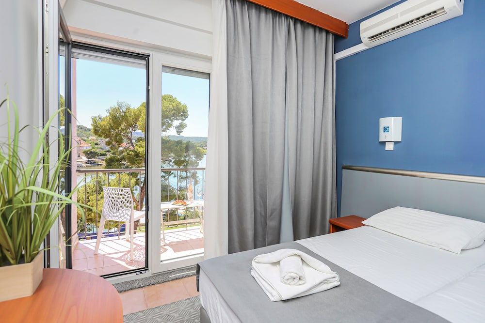 Hotel Lumbarda 15/63