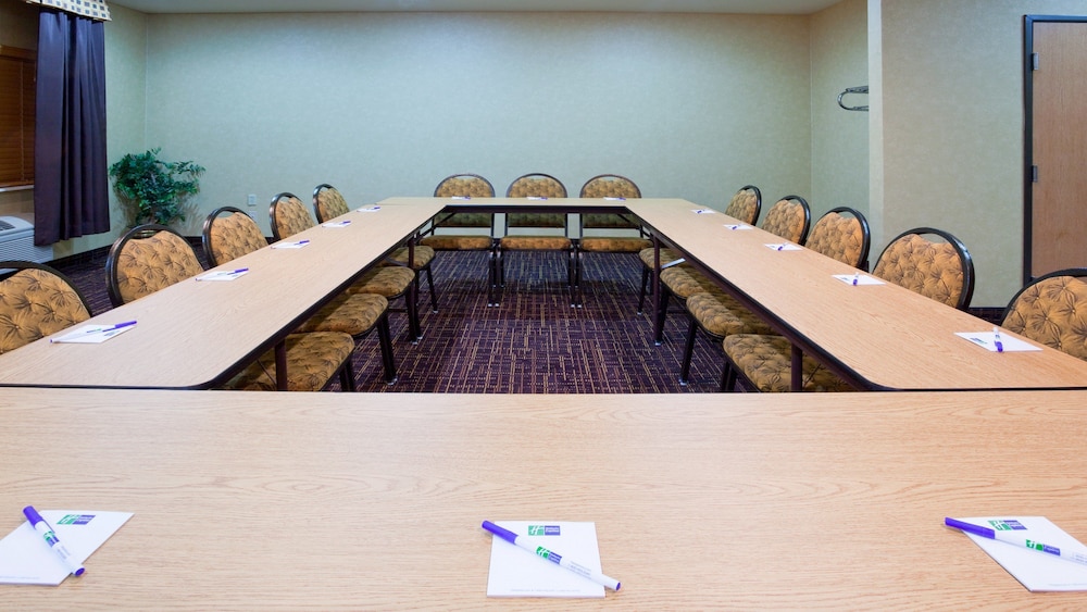 Holiday Inn Express Deforest Madison Area, an IHG Hotel 58/65