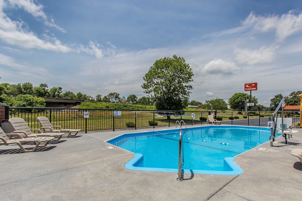 Econo Lodge Cornersville I-65 27/46