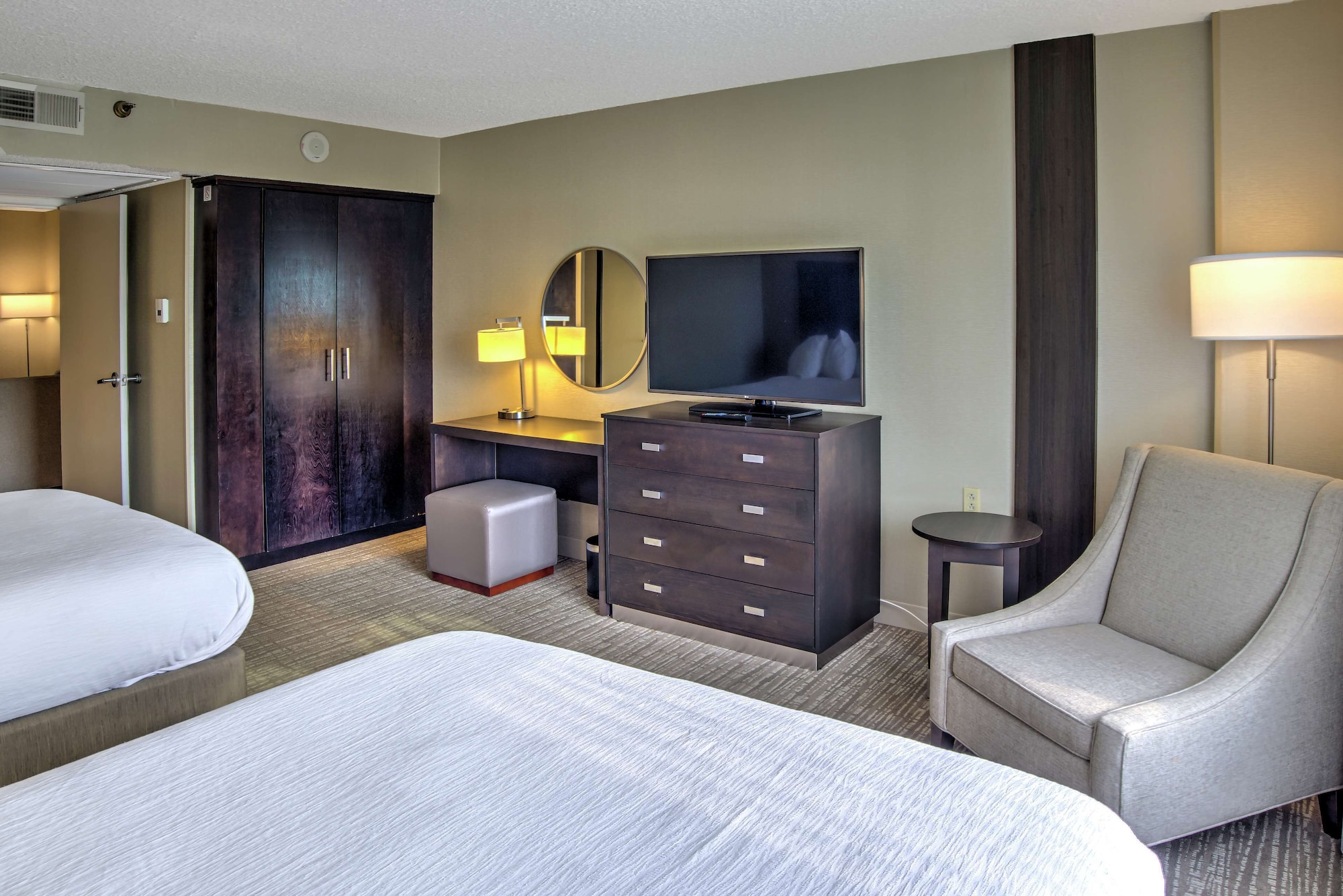 جناح بسريرين كوين بغرفة نوم واحدة بغرفتين مع أريكة، Embassy Suites Indianapolis North 2/4