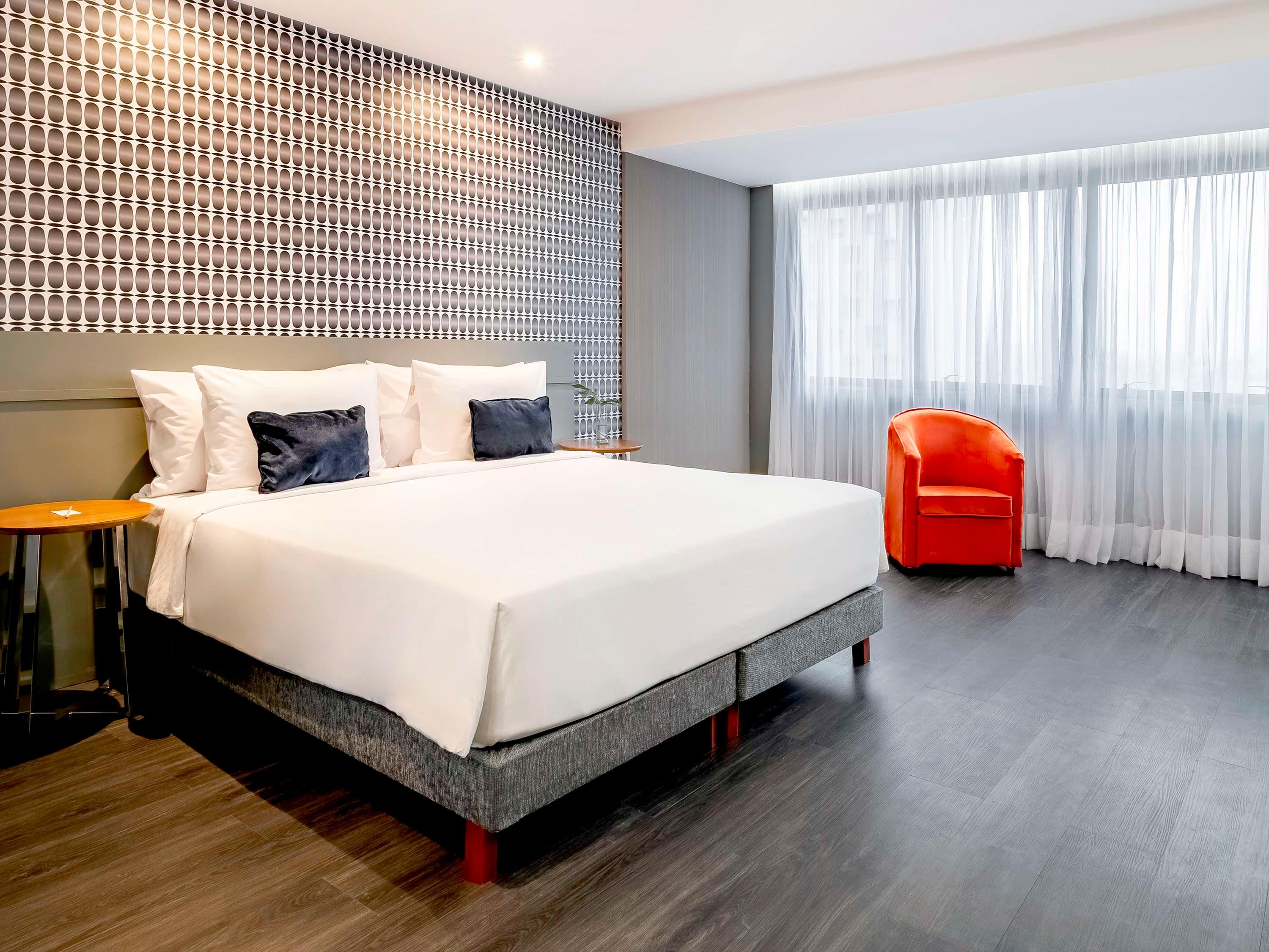 JUNIOR SUITE, QUEEN BED, SOFA