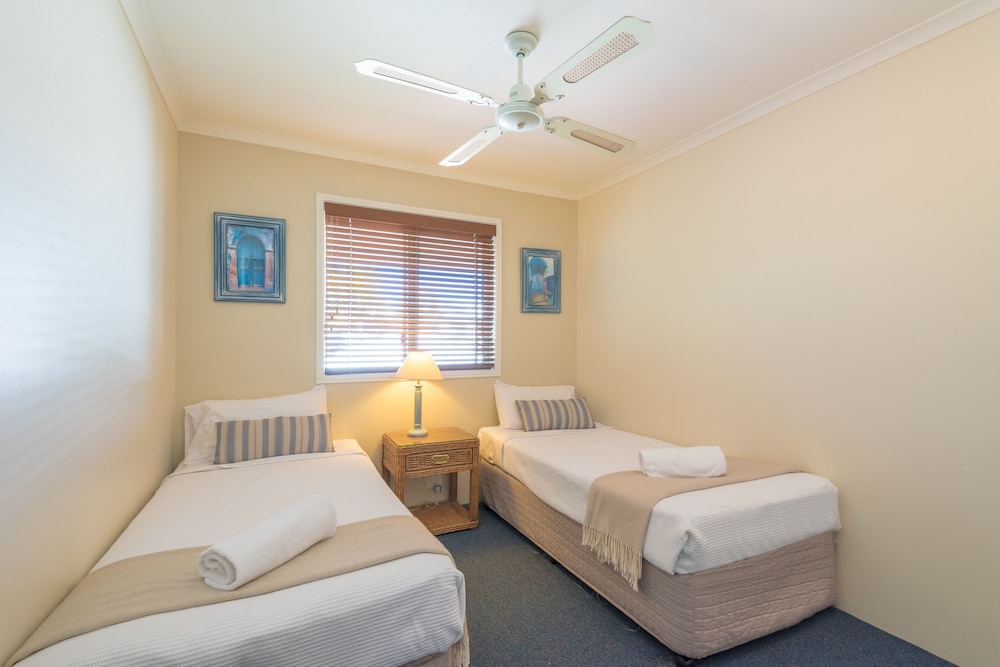 NOOSA OUTRIGGER BEACH RESORT 17/73