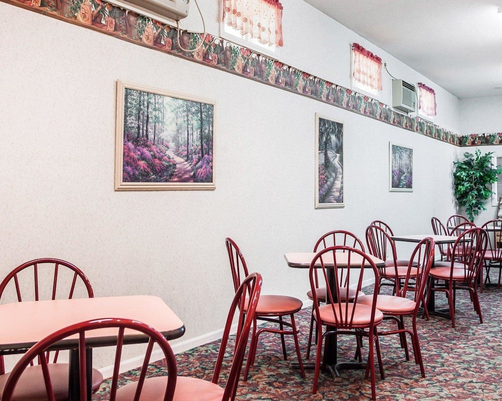 Econo Lodge Jefferson City 33/41