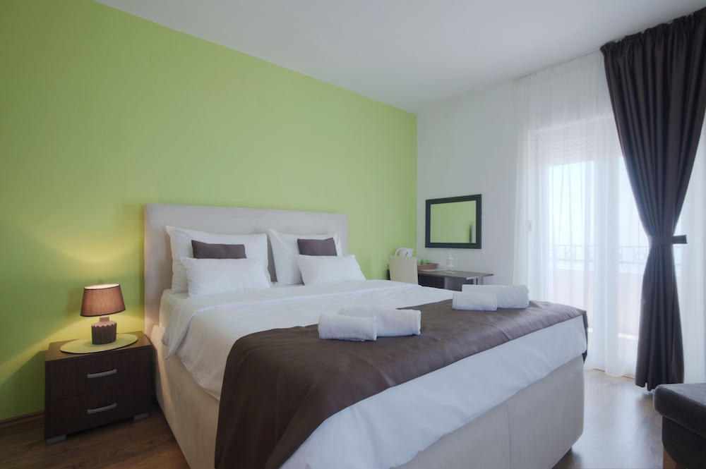 غرفة كلاسيكية بسرير مزدوج بإطلالة على البحر بحمام خاص، Apartments Djurasevic 4/7