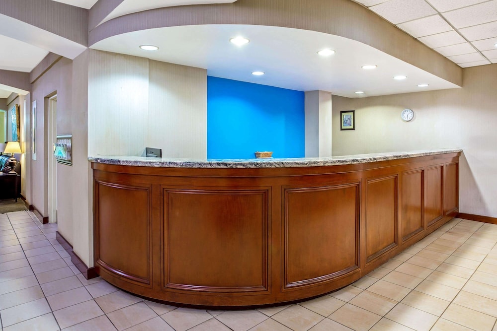 La Quinta Inn & Suites by Wyndham Stamford / New York City 8/59