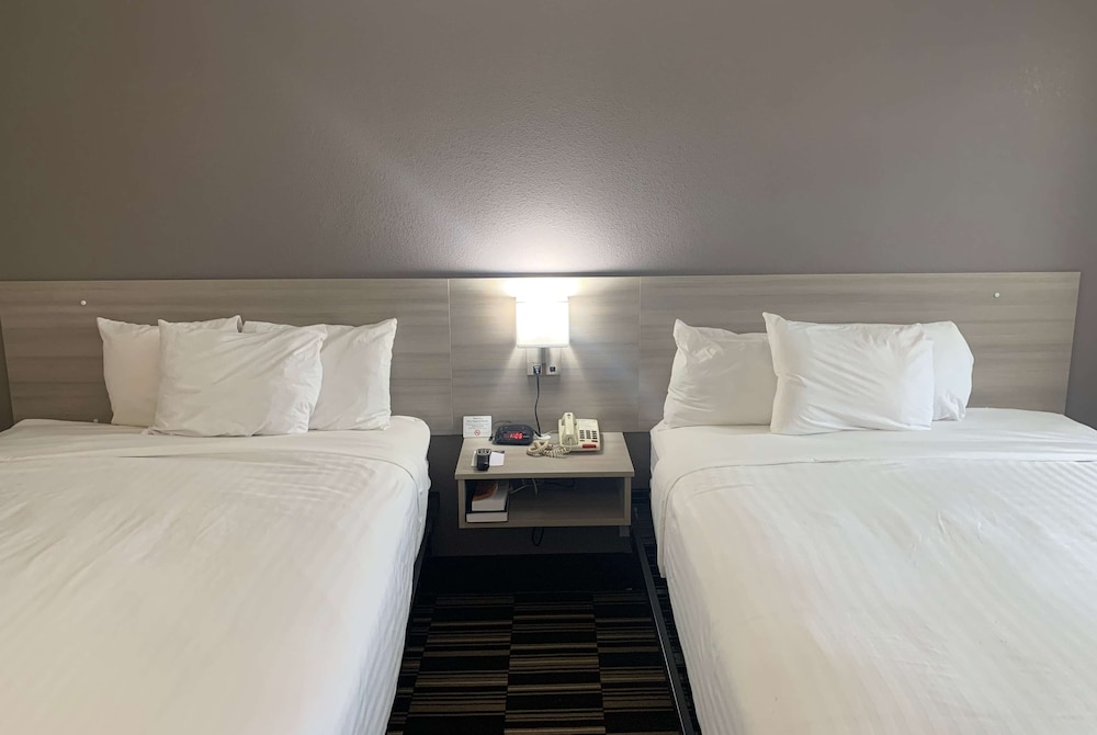 Microtel Inn & Suites by Wyndham Charlotte Airport 7/28