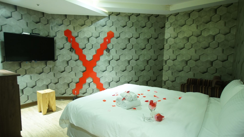 Colors Infinity Inn 43/70