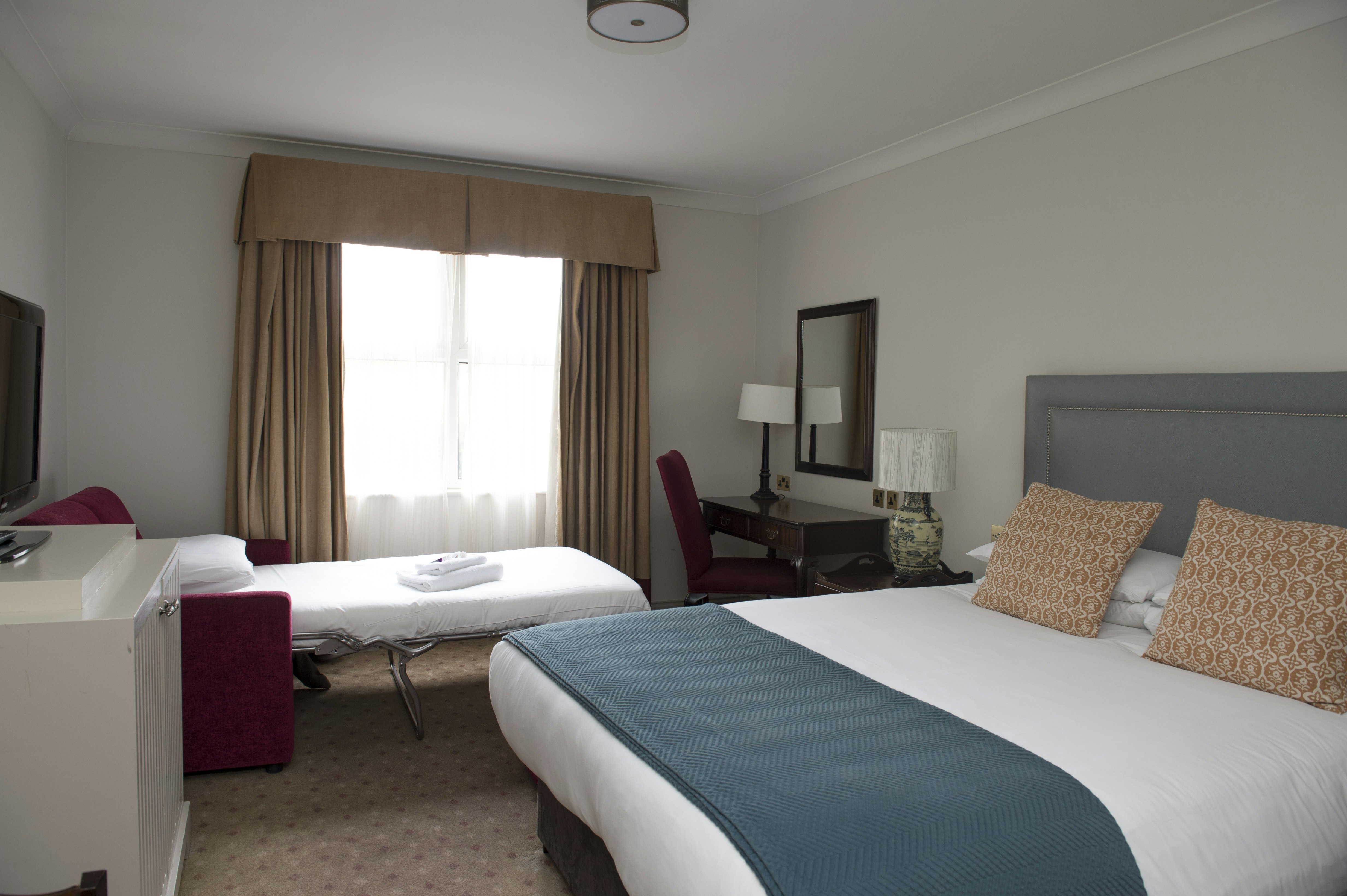 Bush Hotel Farnham 7/50