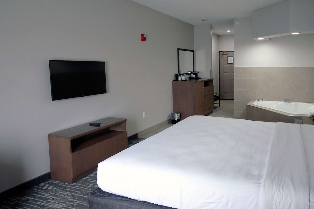 جناح بسرير كينج بحوض جاكوزي لذوي الإعاقة، Country Inn and Suites by Radisson Council Bluffs IA 5/9