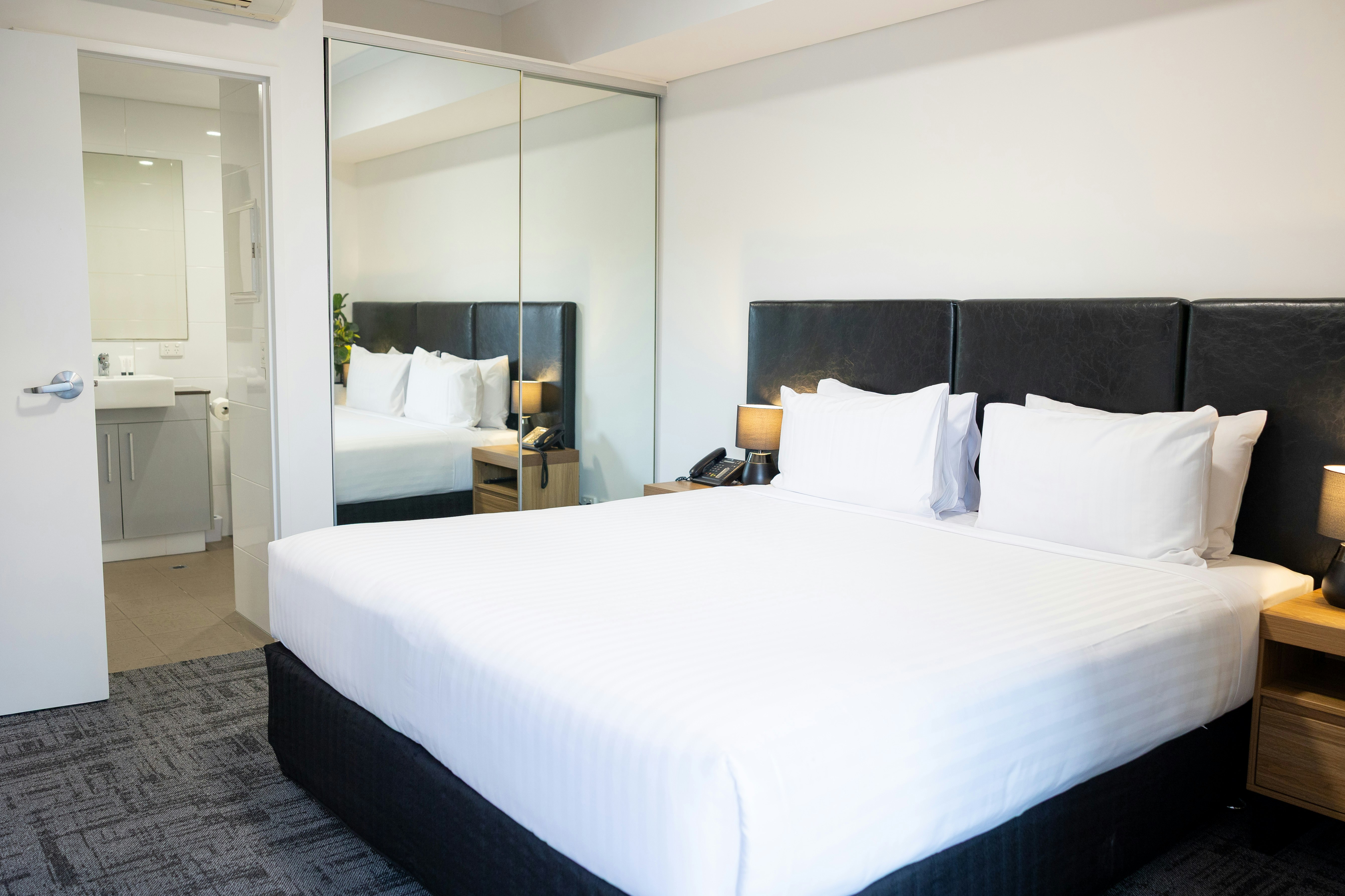 Baileys Serviced Apartments 31/76