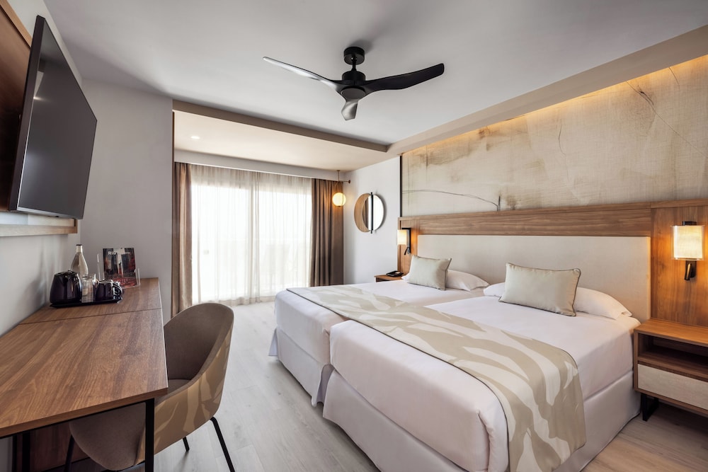 غرفة بسرير كوين بشرفة بإطلالة جزئية على البحر، Riu Palace Nautilus - Adults Only 5/10