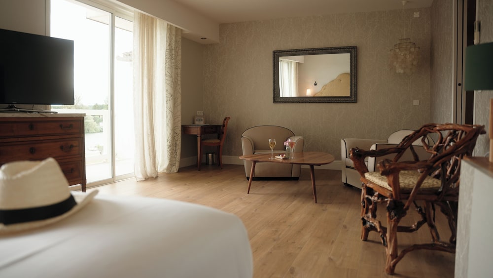 Relais and Chateaux Hotel La Reserve 21/37