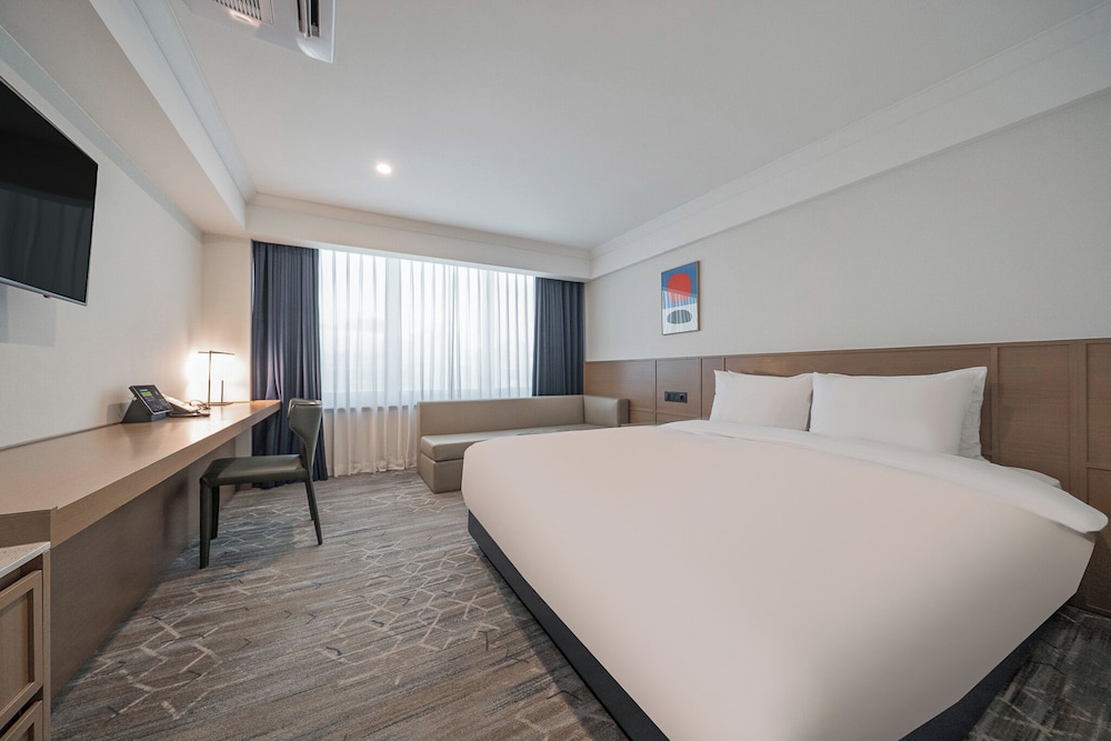 Royal, Heritage, Superior, Queen Bed