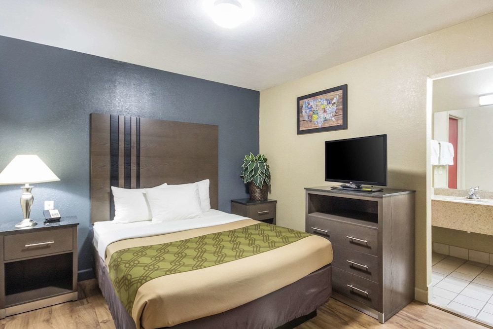 Econo Lodge Inn and Suites I-35 at Shawnee Mission 10/32