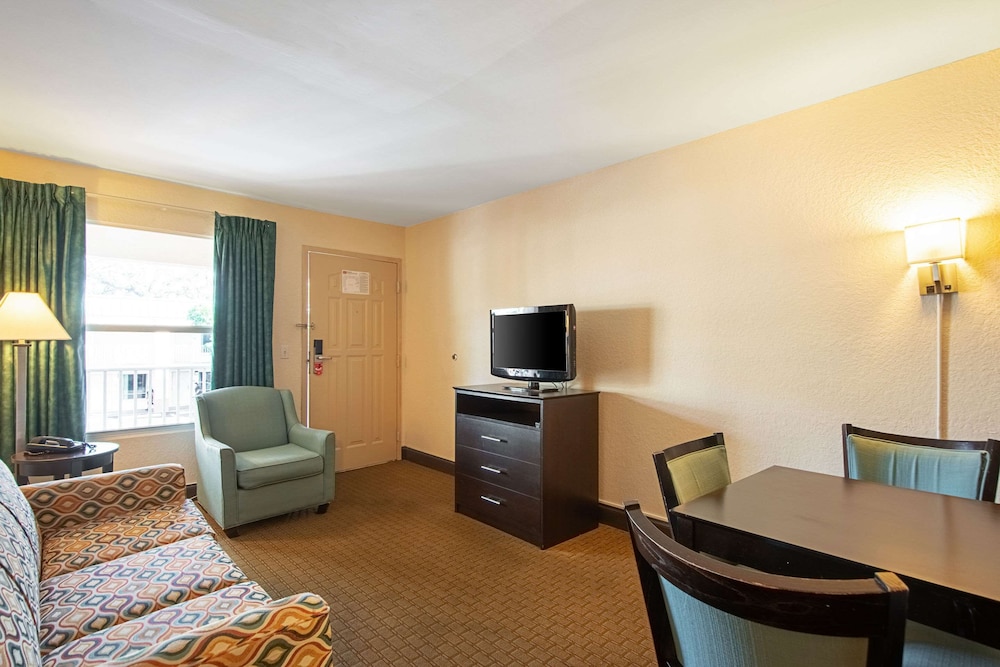 Econo Lodge Inn & Suites Clearwater Central 21/26
