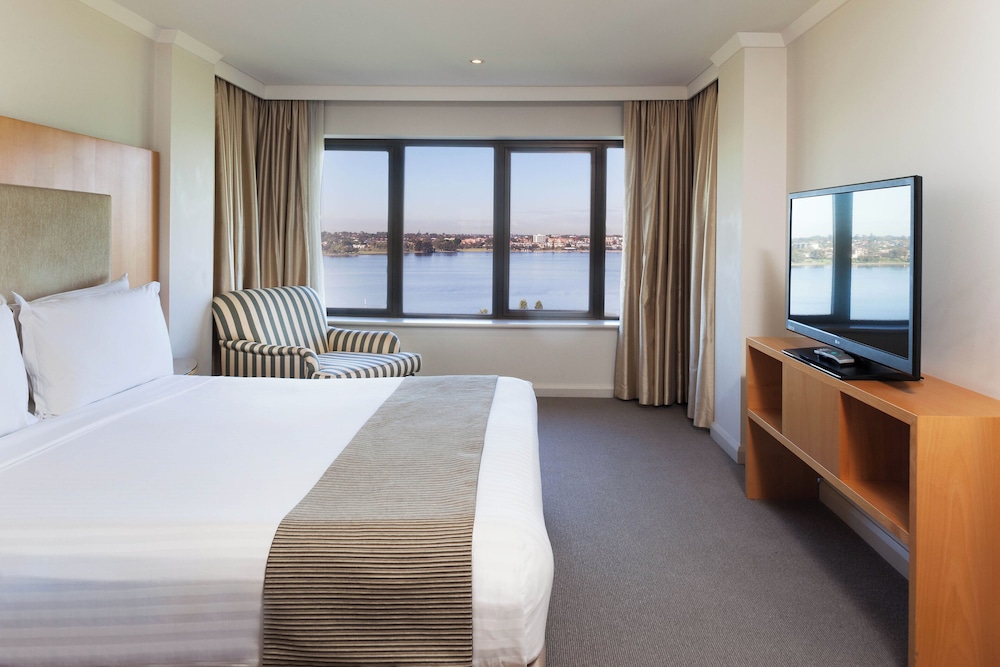 1 Bedroom, Swan, Suite, King Bed, River View, High Floor