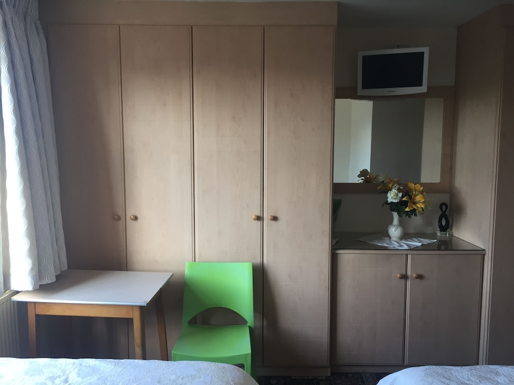 Edgware Bed and Breakfast 33/34