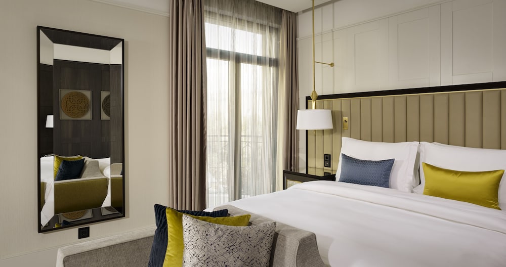 SUPERIOR, QUEEN BED