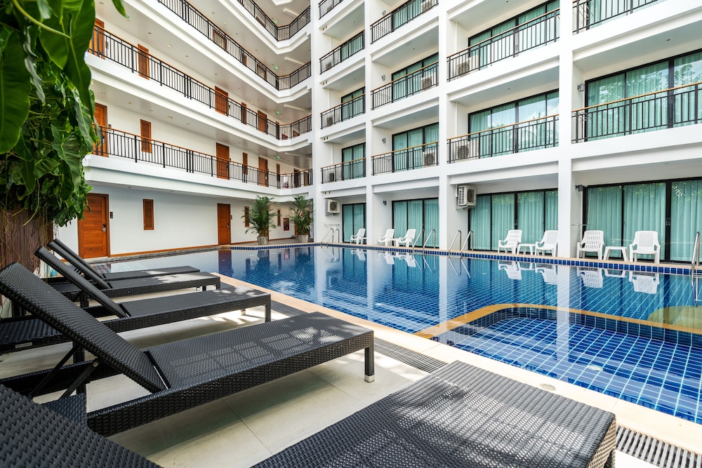 Paripas Patong Resort 72/76