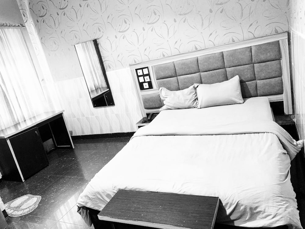 Grace Manor Hotels And Suites 10/23