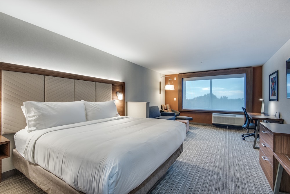 Holiday Inn Express And Suites Dallas North Addison 16/64