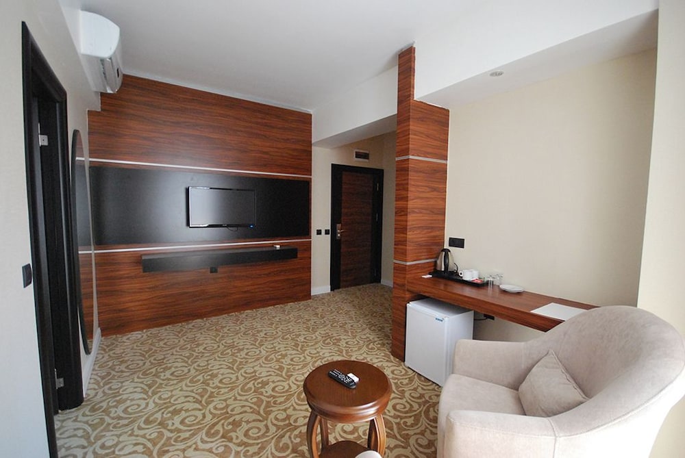 Madame Tadia Hotel 31/43