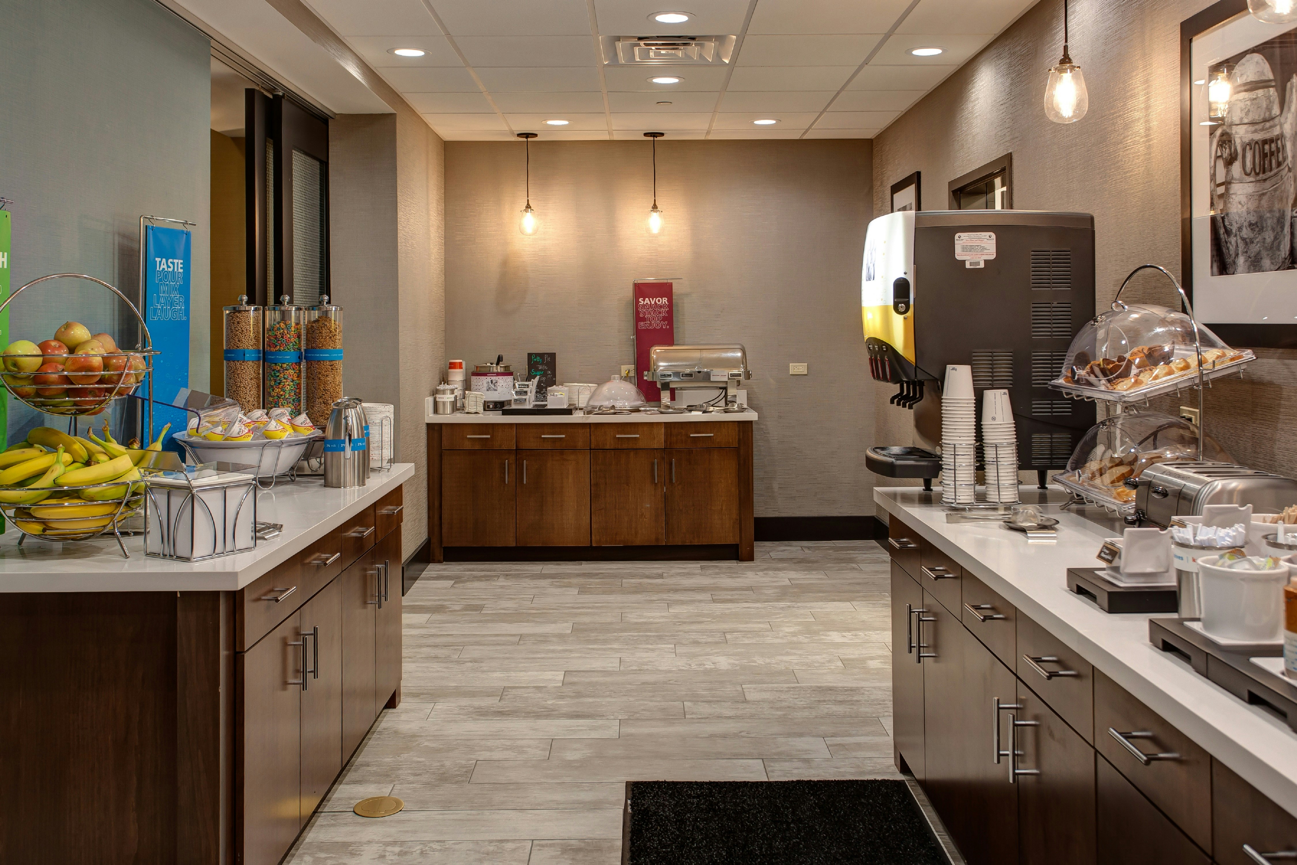 Hampton Inn Suites Wichita Airport Ks 7/35