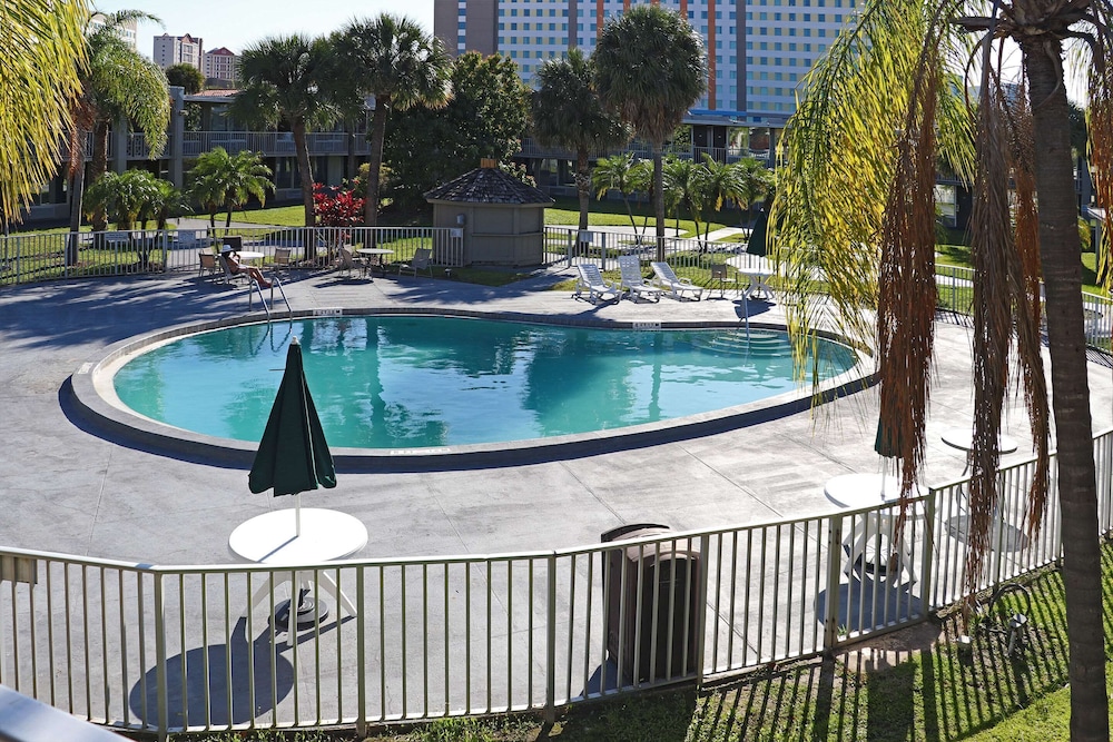 Howard Johnson by Wyndham Orlando/International Drive 4/34
