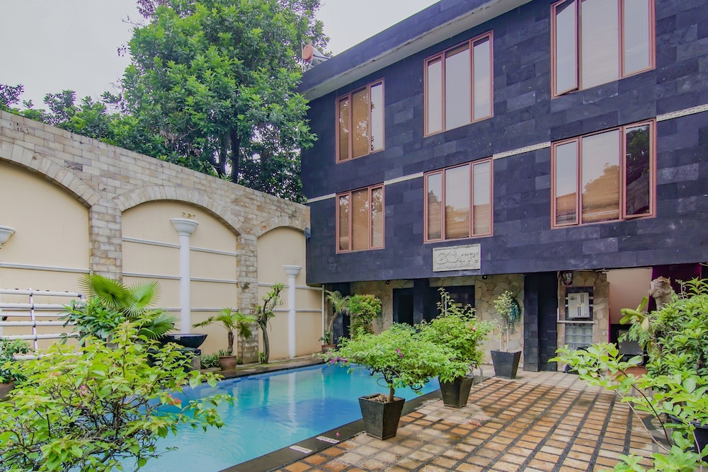 OYO 90094 Gayatri Residence 3/30