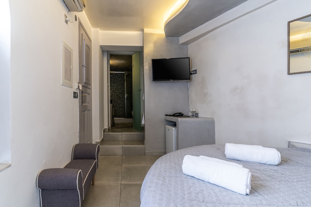 ROOM, DOUBLE BED